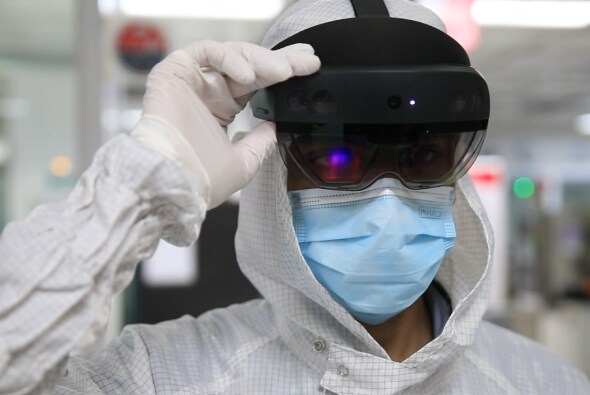 Operator wearing augmented reality glasses for maintenance operations