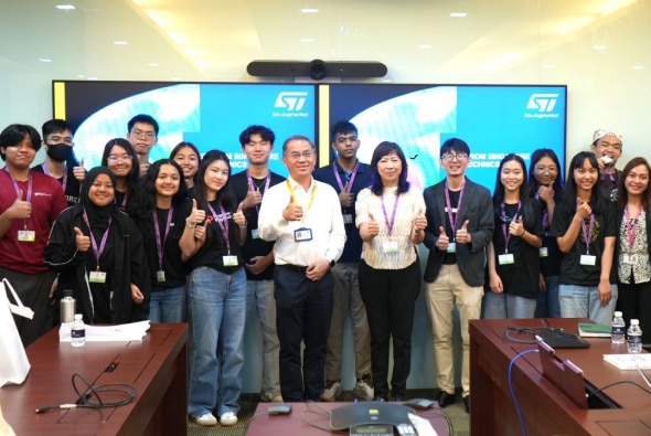 Group photo of Singapore Polytechnic Institutes's visitors