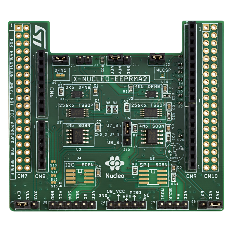 複数のコネクタとコンポーネントを搭載し、中央にSTのロゴと「Nucleo」のラベルが付いた緑色のプリント基板(PCB)。両側に縦列でピン・ヘッダが並び、各種の集積回路やコネクタが表面に実装されています。