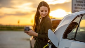 woman-electric-car